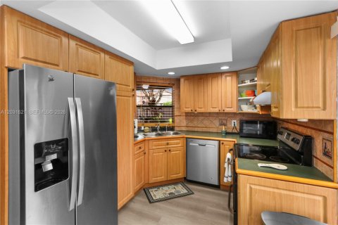 Condo in Miami, Florida, 2 bedrooms № 2268281 - photo 9