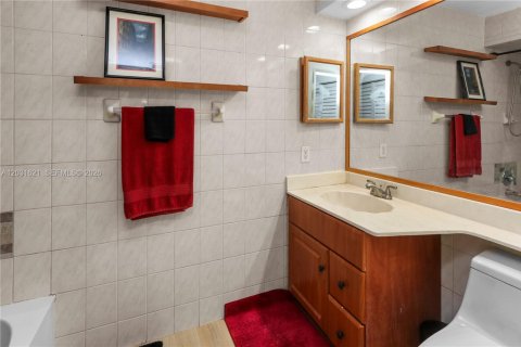 Condo in Miami, Florida, 2 bedrooms № 2268281 - photo 13