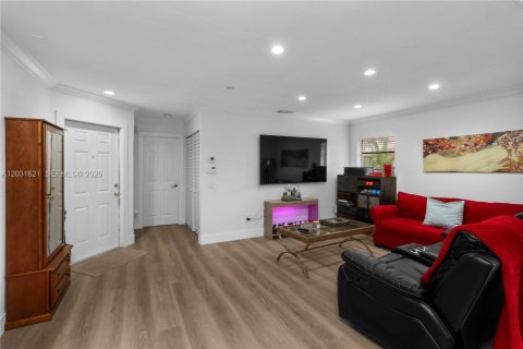 Condo in Miami, Florida, 2 bedrooms № 2268281 - photo 6