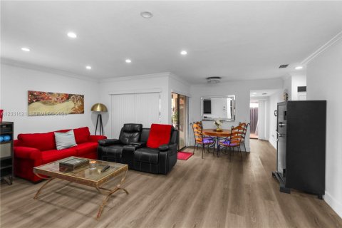 Condo in Miami, Florida, 2 bedrooms № 2268281 - photo 4