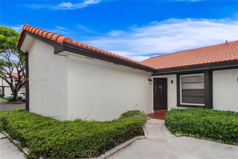 Condo in Miami, Florida, 2 bedrooms № 2268281 - photo 3