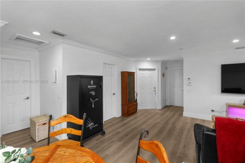 Condo in Miami, Florida, 2 bedrooms № 2268281 - photo 5