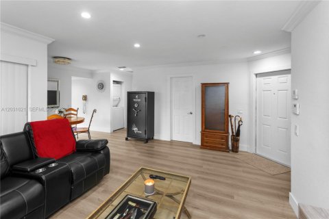 Condo in Miami, Florida, 2 bedrooms № 2268281 - photo 7