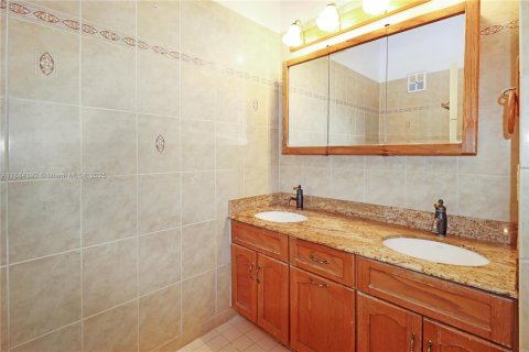 Villa ou maison à vendre à Miami, Floride: 3 chambres, 199 m2 № 1931201 - photo 16