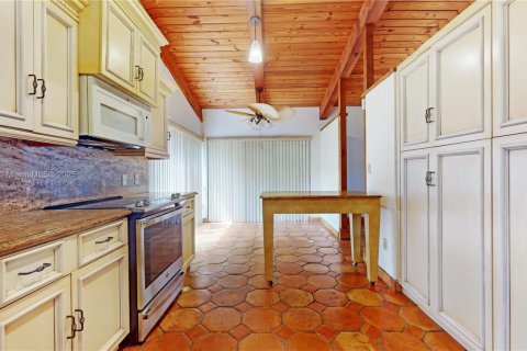 Villa ou maison à vendre à Miami, Floride: 3 chambres, 199 m2 № 1931201 - photo 10