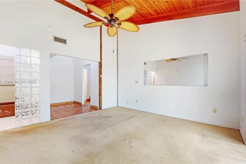 Villa ou maison à vendre à Miami, Floride: 3 chambres, 199 m2 № 1931201 - photo 15