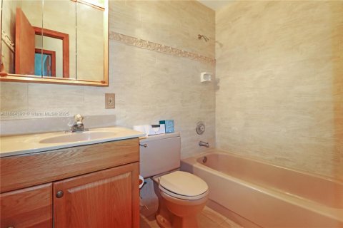 Villa ou maison à vendre à Miami, Floride: 3 chambres, 199 m2 № 1931201 - photo 24