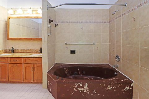 Villa ou maison à vendre à Miami, Floride: 3 chambres, 199 m2 № 1931201 - photo 17