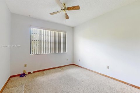 Villa ou maison à vendre à Miami, Floride: 3 chambres, 199 m2 № 1931201 - photo 19