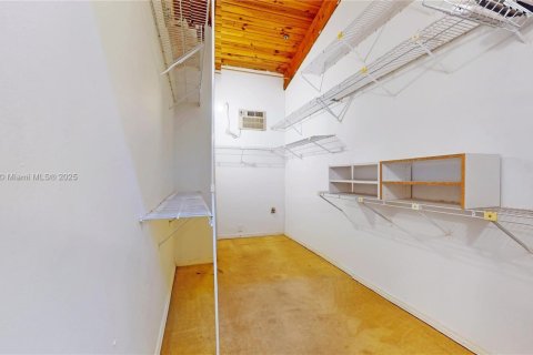 Villa ou maison à vendre à Miami, Floride: 3 chambres, 199 m2 № 1931201 - photo 18