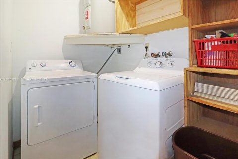 Villa ou maison à vendre à Miami, Floride: 3 chambres, 199 m2 № 1931201 - photo 25