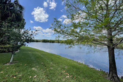 House in Wellington, Florida 2 bedrooms, 156.08 sq.m. № 1065825 - photo 1