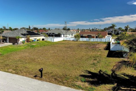 Terreno en venta en Cape Coral, Florida № 1938042 - foto 1