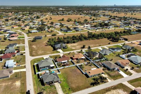 Terreno en venta en Cape Coral, Florida № 1938042 - foto 11
