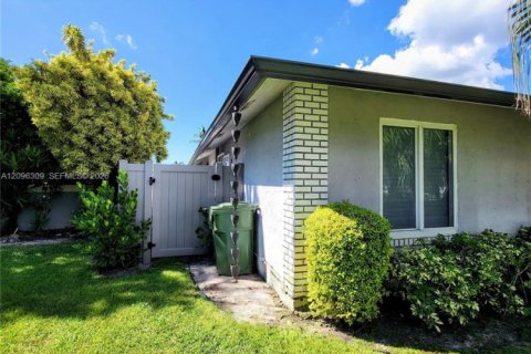 House in Wellington, Florida 3 bedrooms, 145.86 sq.m. № 2390629 - photo 21