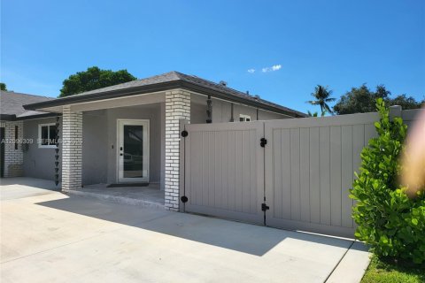 House in Wellington, Florida 3 bedrooms, 145.86 sq.m. № 2390629 - photo 3