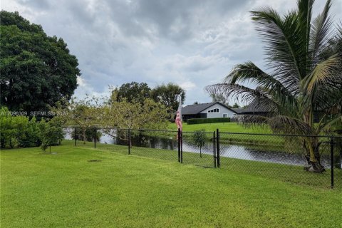 House in Wellington, Florida 3 bedrooms, 145.86 sq.m. № 2390629 - photo 13