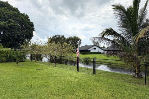 House in Wellington, Florida 3 bedrooms, 145.86 sq.m. № 2390629 - photo 24