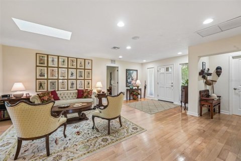 House in Sarasota, Florida 2 bedrooms, 190.54 sq.m. № 2347633 - photo 8