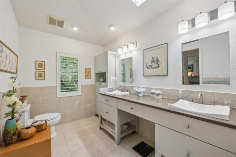House in Sarasota, Florida 2 bedrooms, 190.54 sq.m. № 2347633 - photo 21