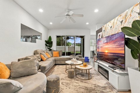 House in Port St. Lucie, Florida 3 bedrooms, 197.23 sq.m. № 2391836 - photo 8
