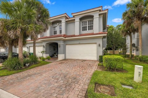 House in Port St. Lucie, Florida 3 bedrooms, 197.23 sq.m. № 2391836 - photo 3