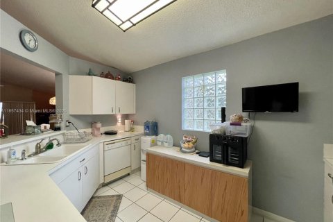 Villa ou maison à vendre à Pembroke Pines, Floride: 3 chambres, 131.55 m2 № 1882594 - photo 12