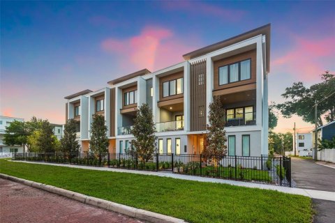 Adosado en alquiler en Tampa, Florida, 4 dormitorios, 220.92 m2 № 1870275 - foto 1