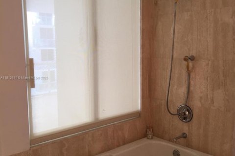 Condo in Sunny Isles Beach, Florida, 2 bedrooms № 1759143 - photo 15