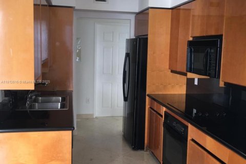 Condo in Sunny Isles Beach, Florida, 2 bedrooms № 1759143 - photo 11