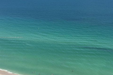 Condo in Sunny Isles Beach, Florida, 2 bedrooms № 1759143 - photo 1