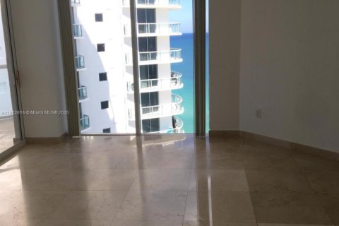 Condo in Sunny Isles Beach, Florida, 2 bedrooms № 1759143 - photo 13