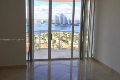 Condo in Sunny Isles Beach, Florida, 2 bedrooms № 1759143 - photo 16