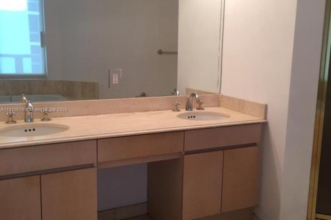 Condo in Sunny Isles Beach, Florida, 2 bedrooms № 1759143 - photo 14