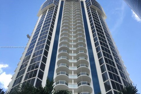 Condo in Sunny Isles Beach, Florida, 2 bedrooms № 1759143 - photo 2