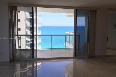Condo in Sunny Isles Beach, Florida, 2 bedrooms № 1759143 - photo 3