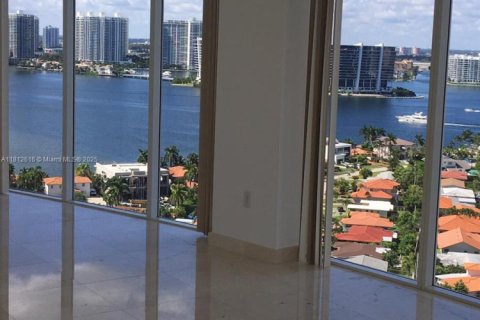 Condo in Sunny Isles Beach, Florida, 2 bedrooms № 1759143 - photo 5
