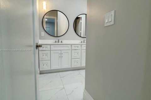 House in Port St. Lucie, Florida 4 bedrooms, 213.68 sq.m. № 1978908 - photo 18