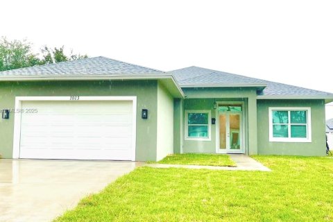 House in Port St. Lucie, Florida 4 bedrooms, 213.68 sq.m. № 1978908