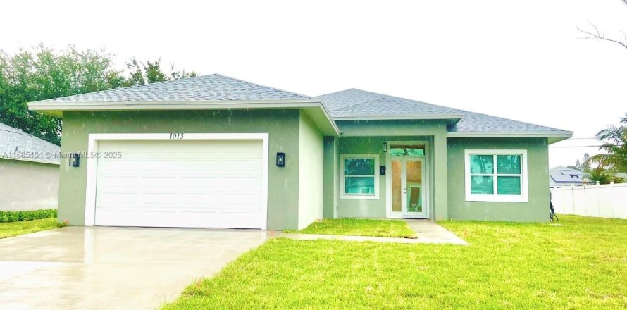 House in Port St. Lucie, Florida 4 bedrooms, 213.68 sq.m. № 1978908