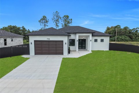 House in Lehigh Acres, Florida 3 bedrooms № 2400525 - photo 2