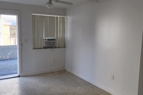 Снять в аренду квартиру в Майами, Флорида 2 спальни, 74.69м2, № 2004725 - фото 4