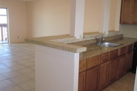 Condo in Hallandale Beach, Florida, 2 bedrooms № 2265325 - photo 3