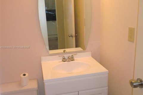 Condo in Hallandale Beach, Florida, 2 bedrooms № 2265325 - photo 8