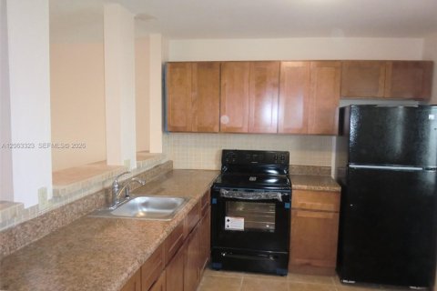 Condo in Hallandale Beach, Florida, 2 bedrooms № 2265325 - photo 2