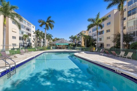 Condo in Hallandale Beach, Florida, 2 bedrooms  № 2265325
