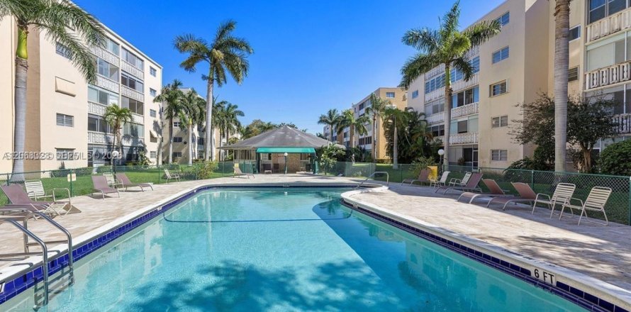 Condo in Hallandale Beach, Florida, 2 bedrooms № 2265325