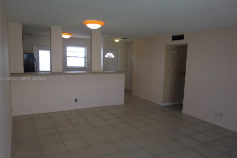 Condo in Hallandale Beach, Florida, 2 bedrooms № 2265325 - photo 4
