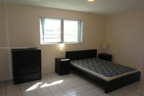 Condo in Hallandale Beach, Florida, 2 bedrooms № 2265325 - photo 5