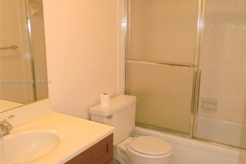 Condo in Hallandale Beach, Florida, 2 bedrooms № 2265325 - photo 7